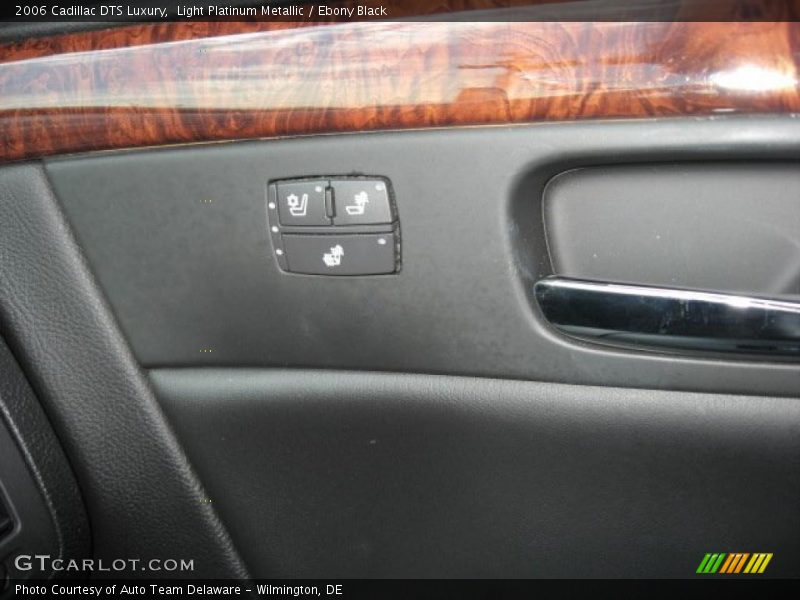 Light Platinum Metallic / Ebony Black 2006 Cadillac DTS Luxury