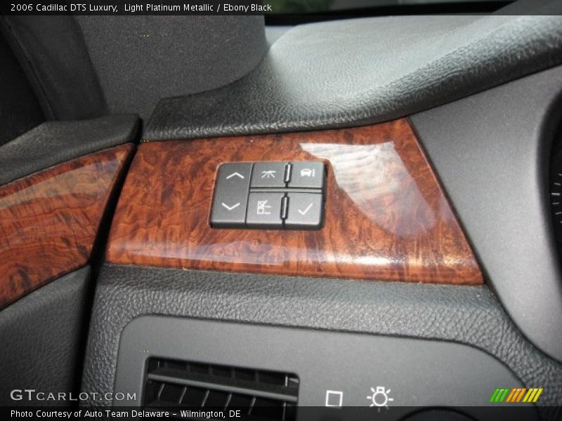 Light Platinum Metallic / Ebony Black 2006 Cadillac DTS Luxury
