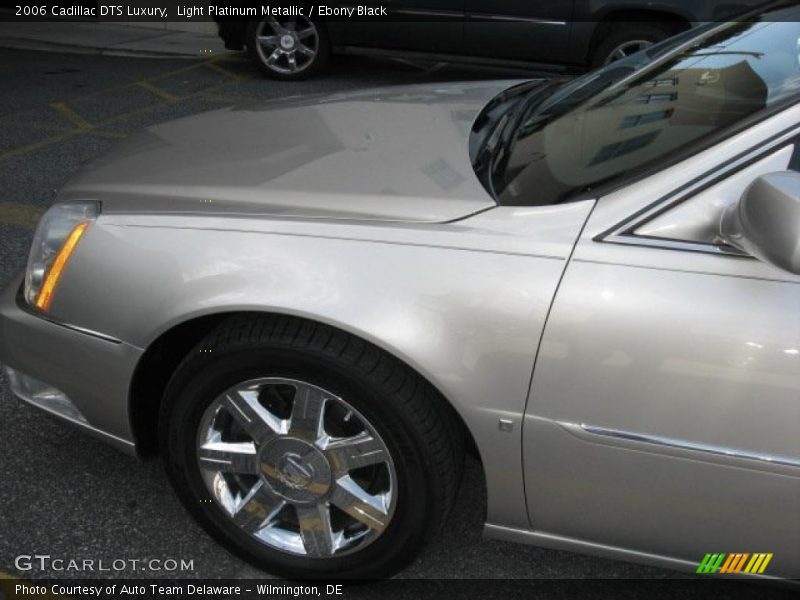 Light Platinum Metallic / Ebony Black 2006 Cadillac DTS Luxury