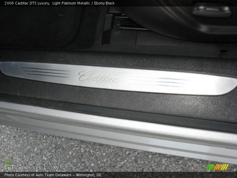 Light Platinum Metallic / Ebony Black 2006 Cadillac DTS Luxury