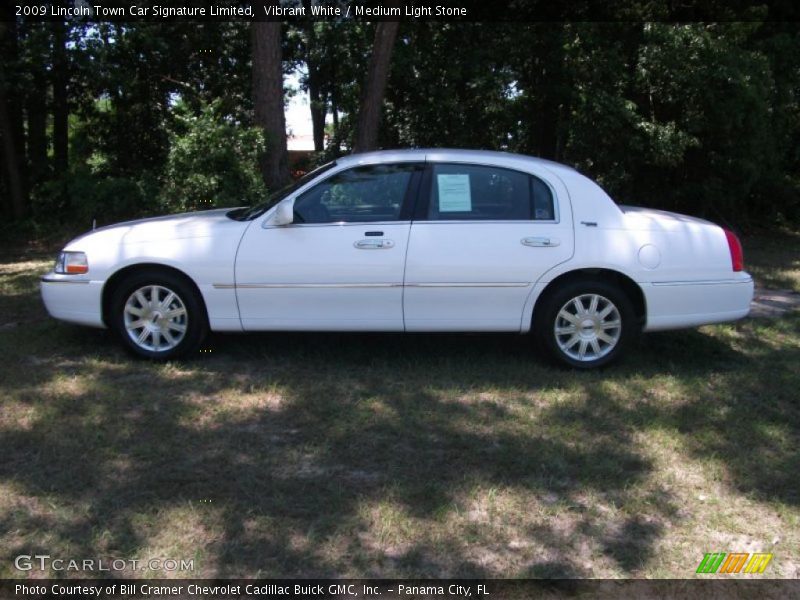 Vibrant White / Medium Light Stone 2009 Lincoln Town Car Signature Limited