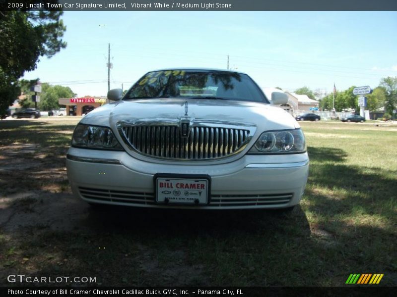 Vibrant White / Medium Light Stone 2009 Lincoln Town Car Signature Limited