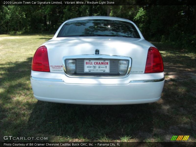 Vibrant White / Medium Light Stone 2009 Lincoln Town Car Signature Limited