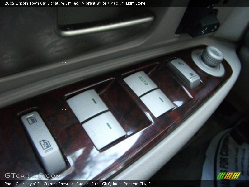 Vibrant White / Medium Light Stone 2009 Lincoln Town Car Signature Limited