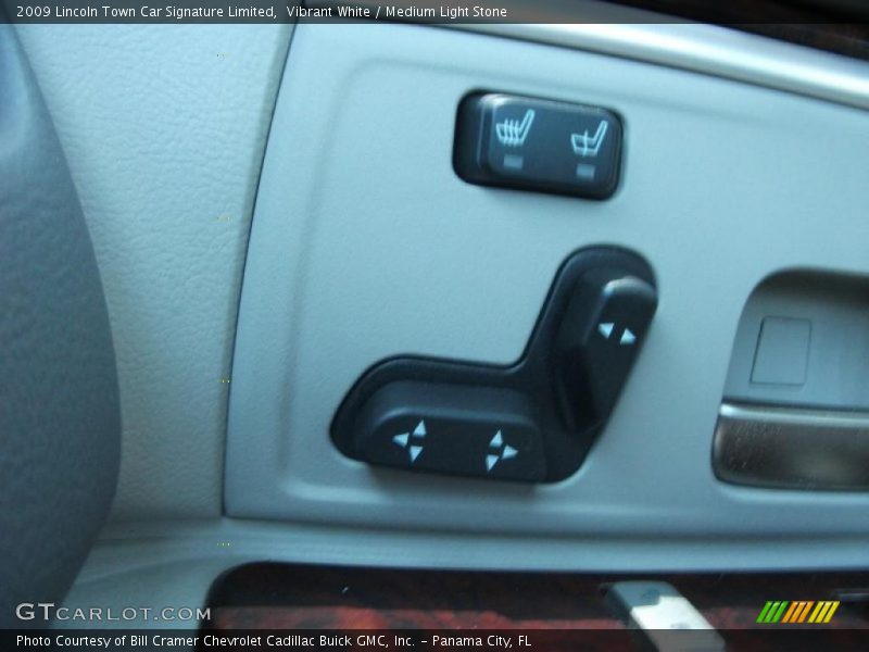 Vibrant White / Medium Light Stone 2009 Lincoln Town Car Signature Limited