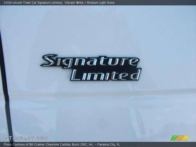Vibrant White / Medium Light Stone 2009 Lincoln Town Car Signature Limited