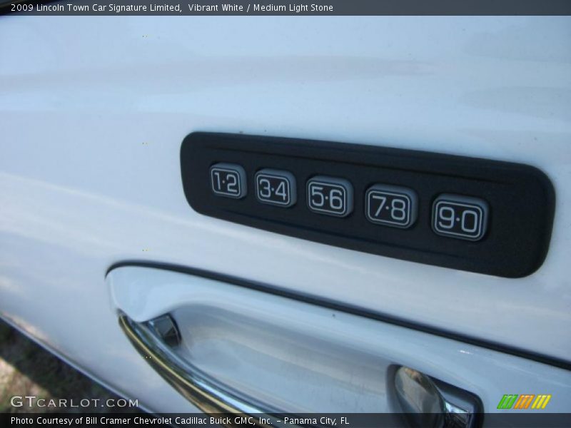Vibrant White / Medium Light Stone 2009 Lincoln Town Car Signature Limited