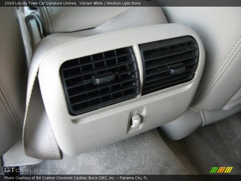 Vibrant White / Medium Light Stone 2009 Lincoln Town Car Signature Limited