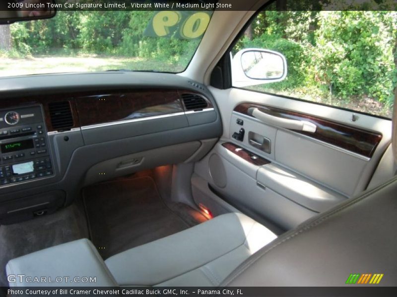 Vibrant White / Medium Light Stone 2009 Lincoln Town Car Signature Limited