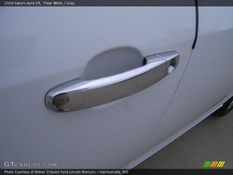 Polar White / Gray 2009 Saturn Aura XR