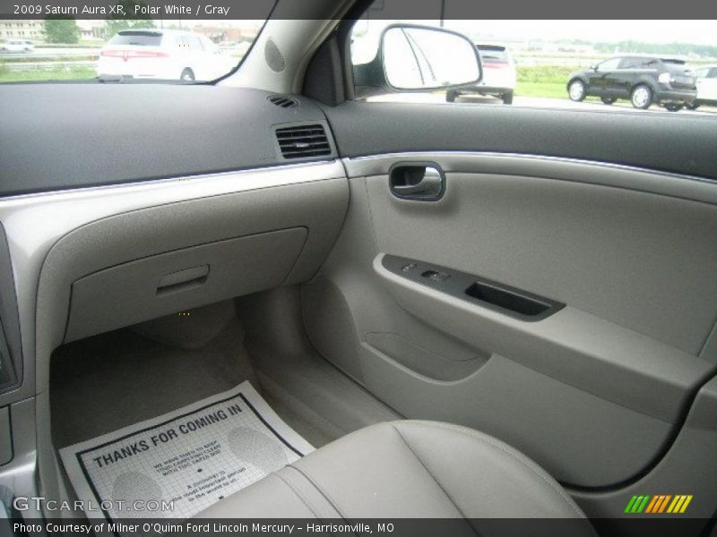 Polar White / Gray 2009 Saturn Aura XR