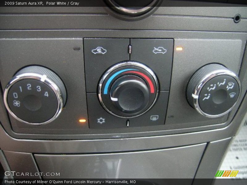 Polar White / Gray 2009 Saturn Aura XR