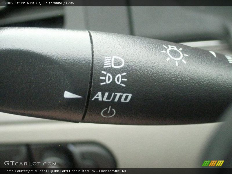 Polar White / Gray 2009 Saturn Aura XR
