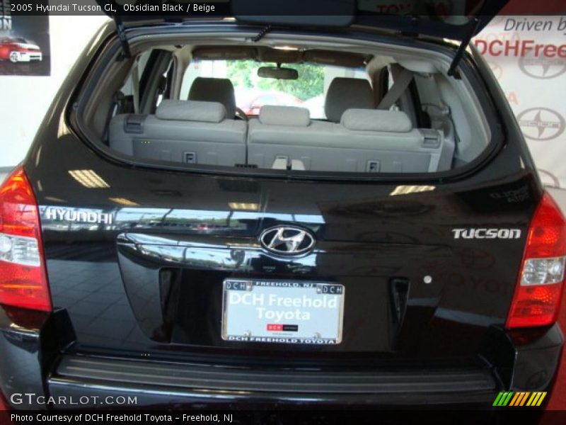 Obsidian Black / Beige 2005 Hyundai Tucson GL