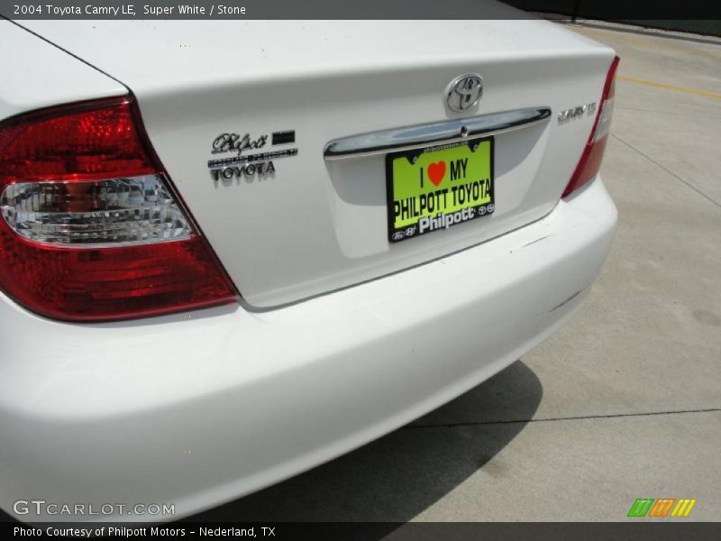 Super White / Stone 2004 Toyota Camry LE