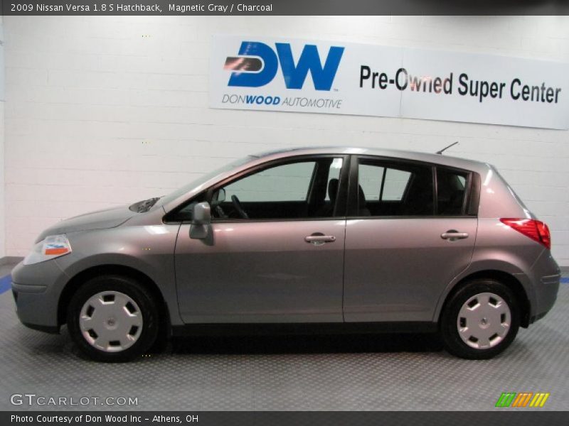 Magnetic Gray / Charcoal 2009 Nissan Versa 1.8 S Hatchback