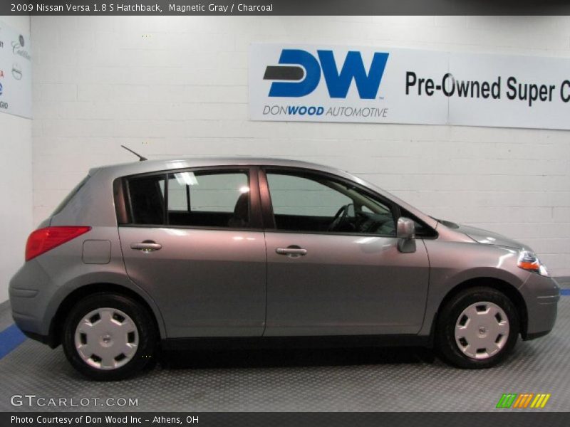 Magnetic Gray / Charcoal 2009 Nissan Versa 1.8 S Hatchback