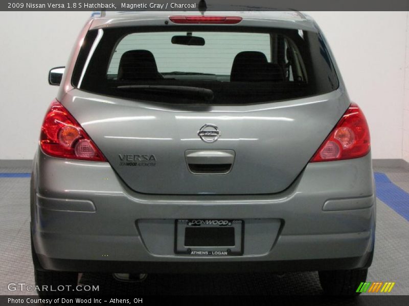 Magnetic Gray / Charcoal 2009 Nissan Versa 1.8 S Hatchback