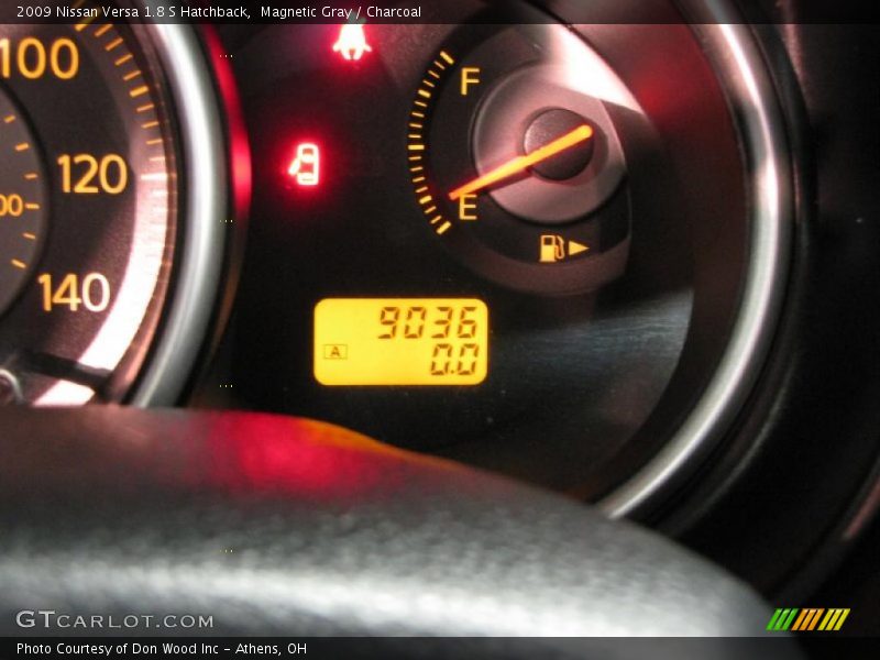 Magnetic Gray / Charcoal 2009 Nissan Versa 1.8 S Hatchback
