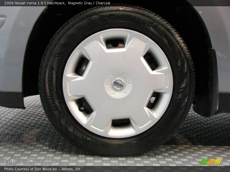 Magnetic Gray / Charcoal 2009 Nissan Versa 1.8 S Hatchback