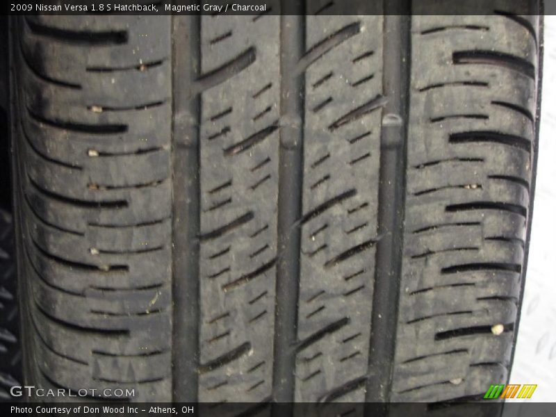 Magnetic Gray / Charcoal 2009 Nissan Versa 1.8 S Hatchback