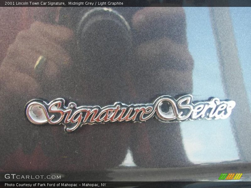 Midnight Grey / Light Graphite 2001 Lincoln Town Car Signature