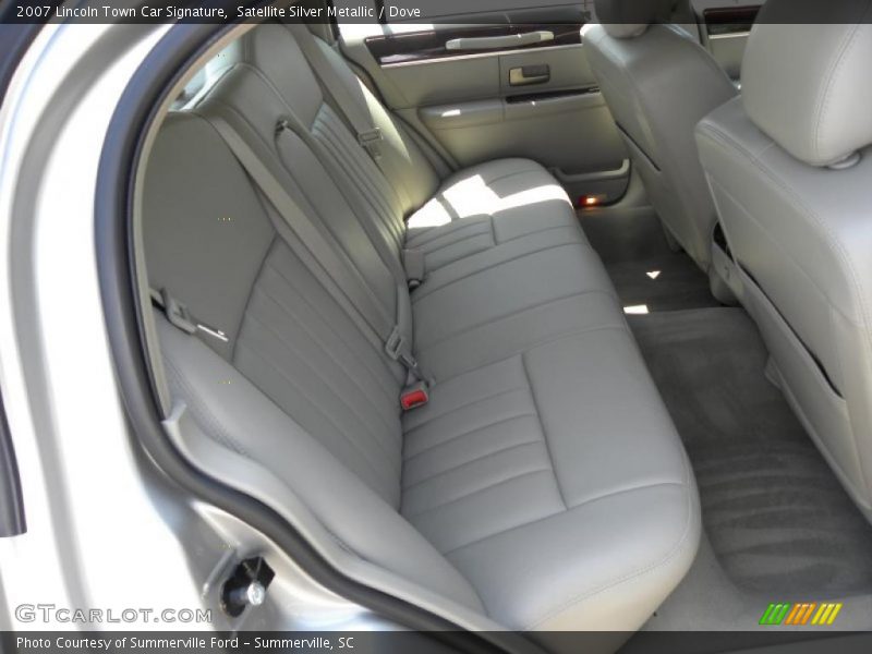 Satellite Silver Metallic / Dove 2007 Lincoln Town Car Signature