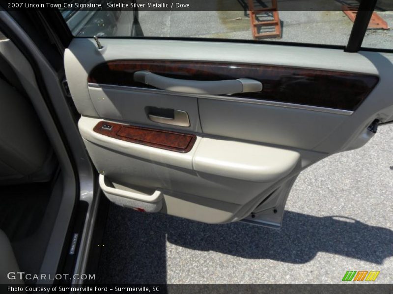 Satellite Silver Metallic / Dove 2007 Lincoln Town Car Signature