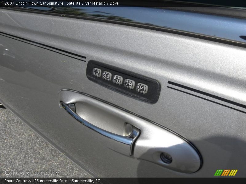 Satellite Silver Metallic / Dove 2007 Lincoln Town Car Signature