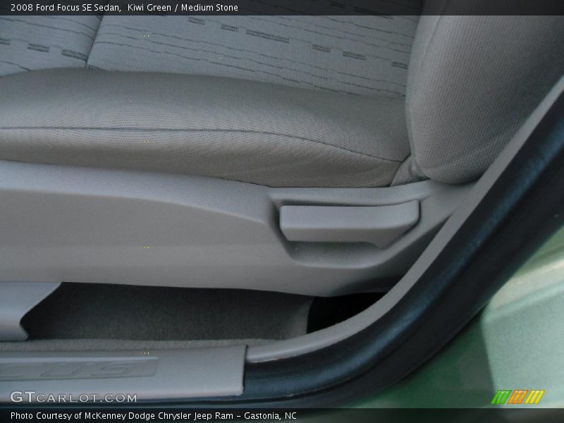 Kiwi Green / Medium Stone 2008 Ford Focus SE Sedan