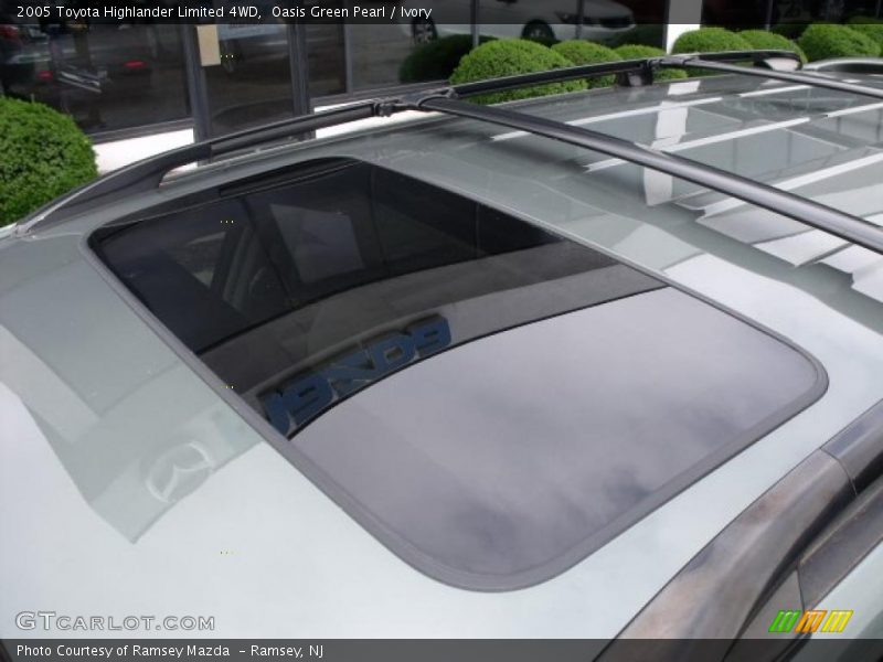 Oasis Green Pearl / Ivory 2005 Toyota Highlander Limited 4WD