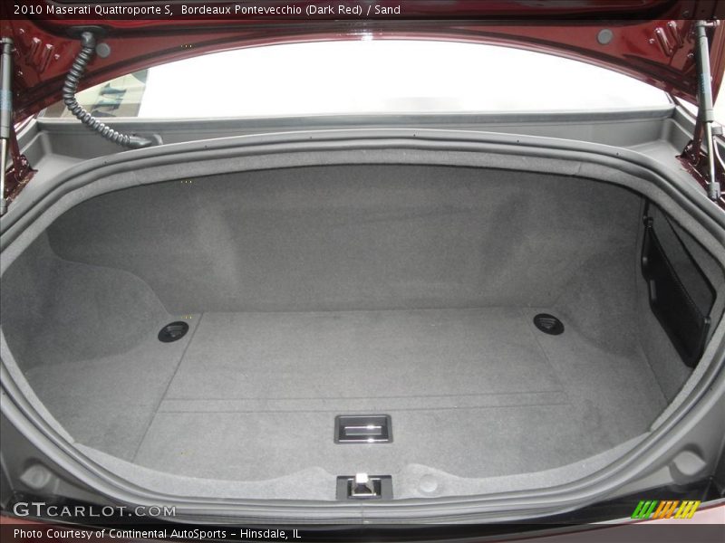 Bordeaux Pontevecchio (Dark Red) / Sand 2010 Maserati Quattroporte S