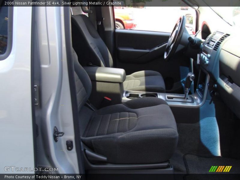 Silver Lightning Metallic / Graphite 2006 Nissan Pathfinder SE 4x4