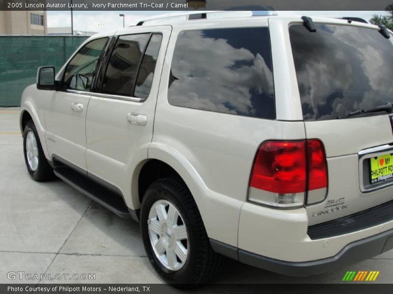 Ivory Parchment Tri-Coat / Camel 2005 Lincoln Aviator Luxury