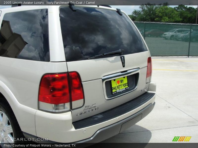 Ivory Parchment Tri-Coat / Camel 2005 Lincoln Aviator Luxury