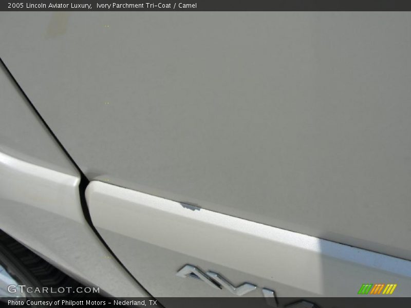 Ivory Parchment Tri-Coat / Camel 2005 Lincoln Aviator Luxury