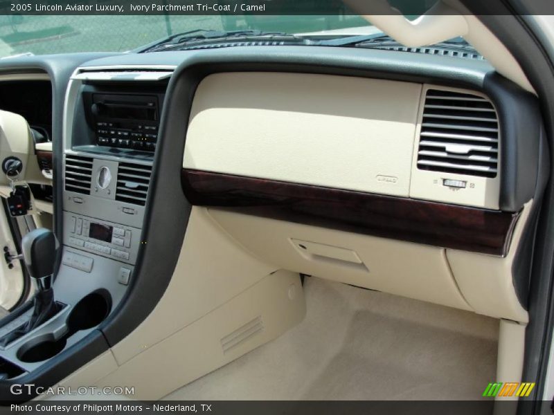 Ivory Parchment Tri-Coat / Camel 2005 Lincoln Aviator Luxury