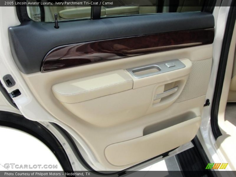 Ivory Parchment Tri-Coat / Camel 2005 Lincoln Aviator Luxury