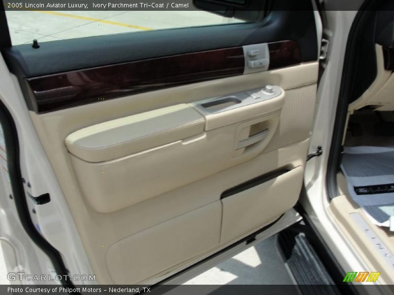 Ivory Parchment Tri-Coat / Camel 2005 Lincoln Aviator Luxury