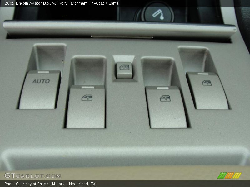 Ivory Parchment Tri-Coat / Camel 2005 Lincoln Aviator Luxury