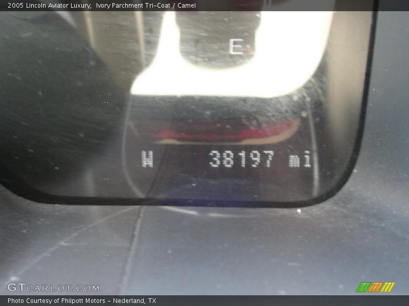 Ivory Parchment Tri-Coat / Camel 2005 Lincoln Aviator Luxury