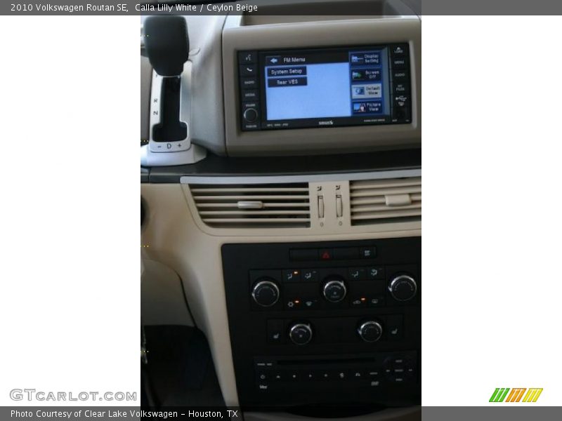 Calla Lilly White / Ceylon Beige 2010 Volkswagen Routan SE
