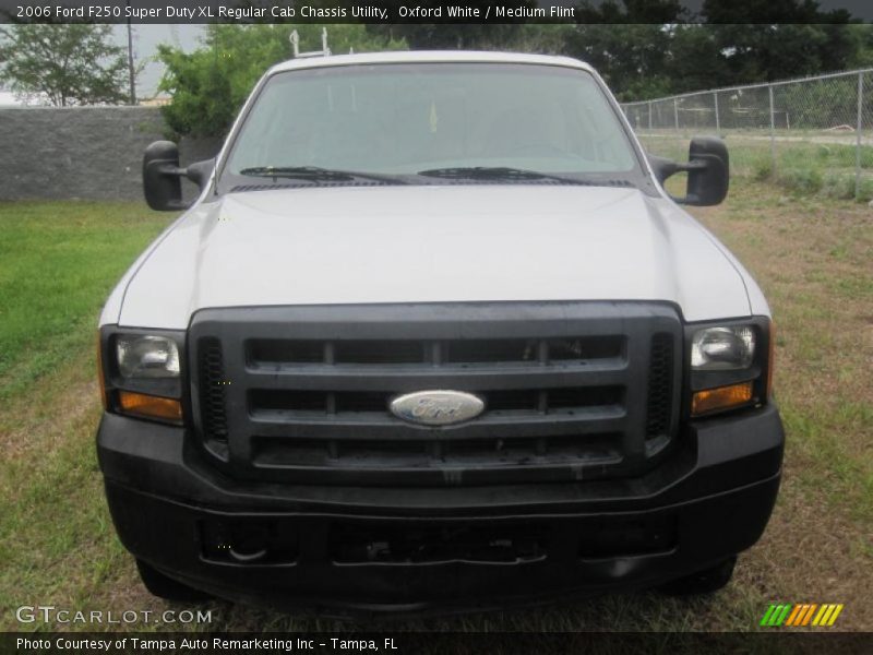 Oxford White / Medium Flint 2006 Ford F250 Super Duty XL Regular Cab Chassis Utility