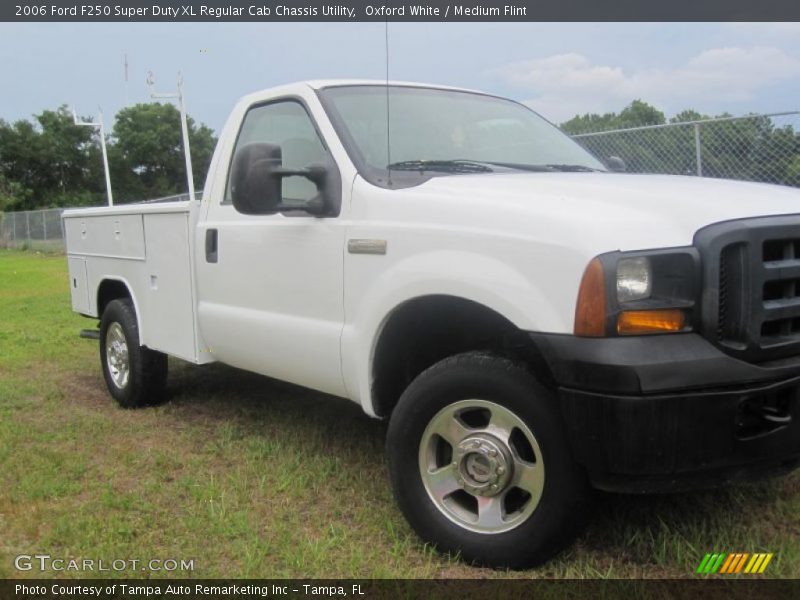 Oxford White / Medium Flint 2006 Ford F250 Super Duty XL Regular Cab Chassis Utility