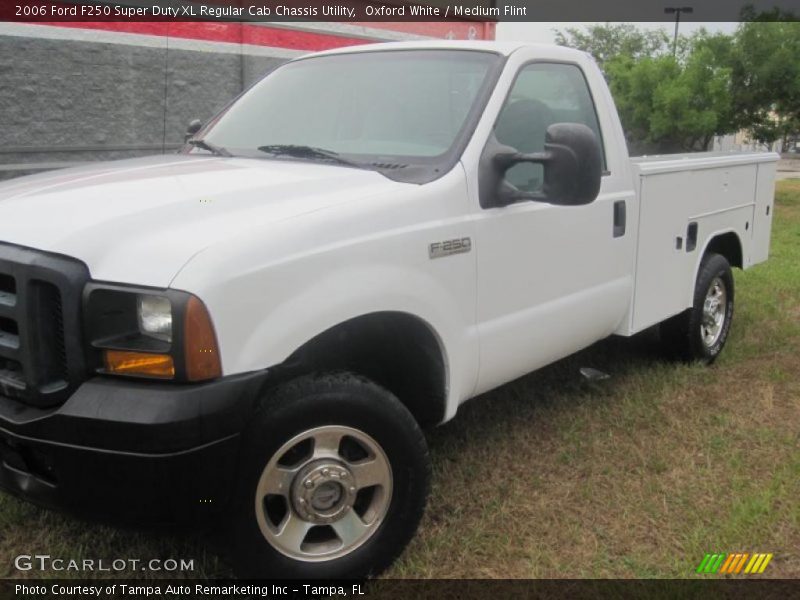 Oxford White / Medium Flint 2006 Ford F250 Super Duty XL Regular Cab Chassis Utility