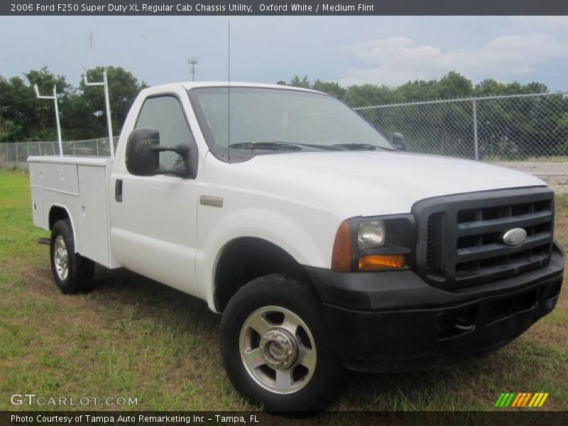 Oxford White / Medium Flint 2006 Ford F250 Super Duty XL Regular Cab Chassis Utility