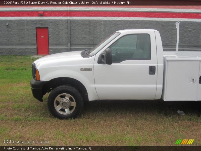 Oxford White / Medium Flint 2006 Ford F250 Super Duty XL Regular Cab Chassis Utility
