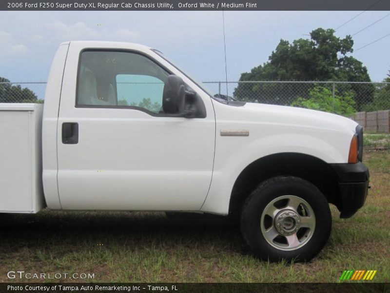 Oxford White / Medium Flint 2006 Ford F250 Super Duty XL Regular Cab Chassis Utility