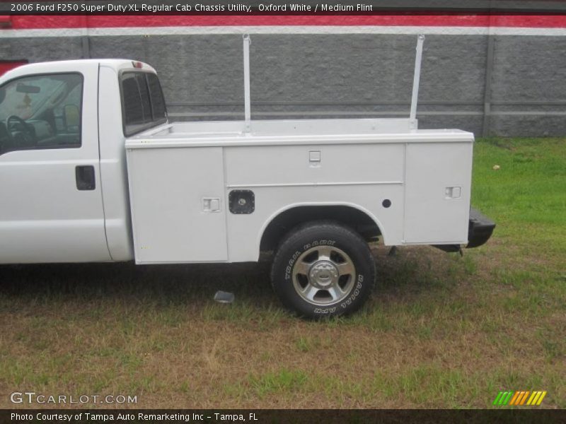Oxford White / Medium Flint 2006 Ford F250 Super Duty XL Regular Cab Chassis Utility