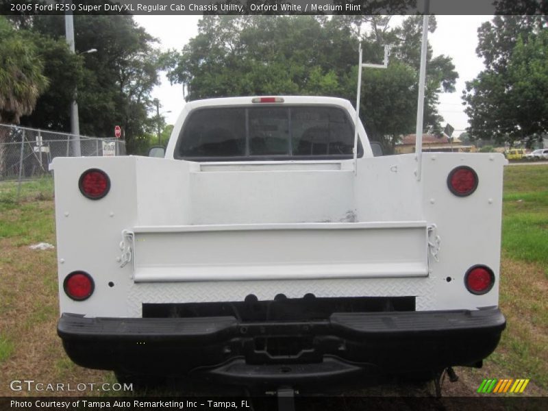 Oxford White / Medium Flint 2006 Ford F250 Super Duty XL Regular Cab Chassis Utility